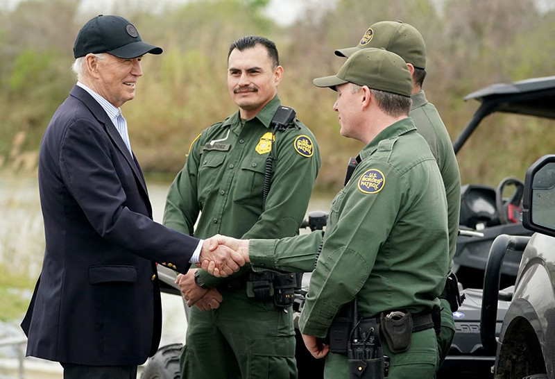 Chùm ảnh Tổng thống Biden và ông Trump thăm biên giới phía Nam Hoa Kỳ