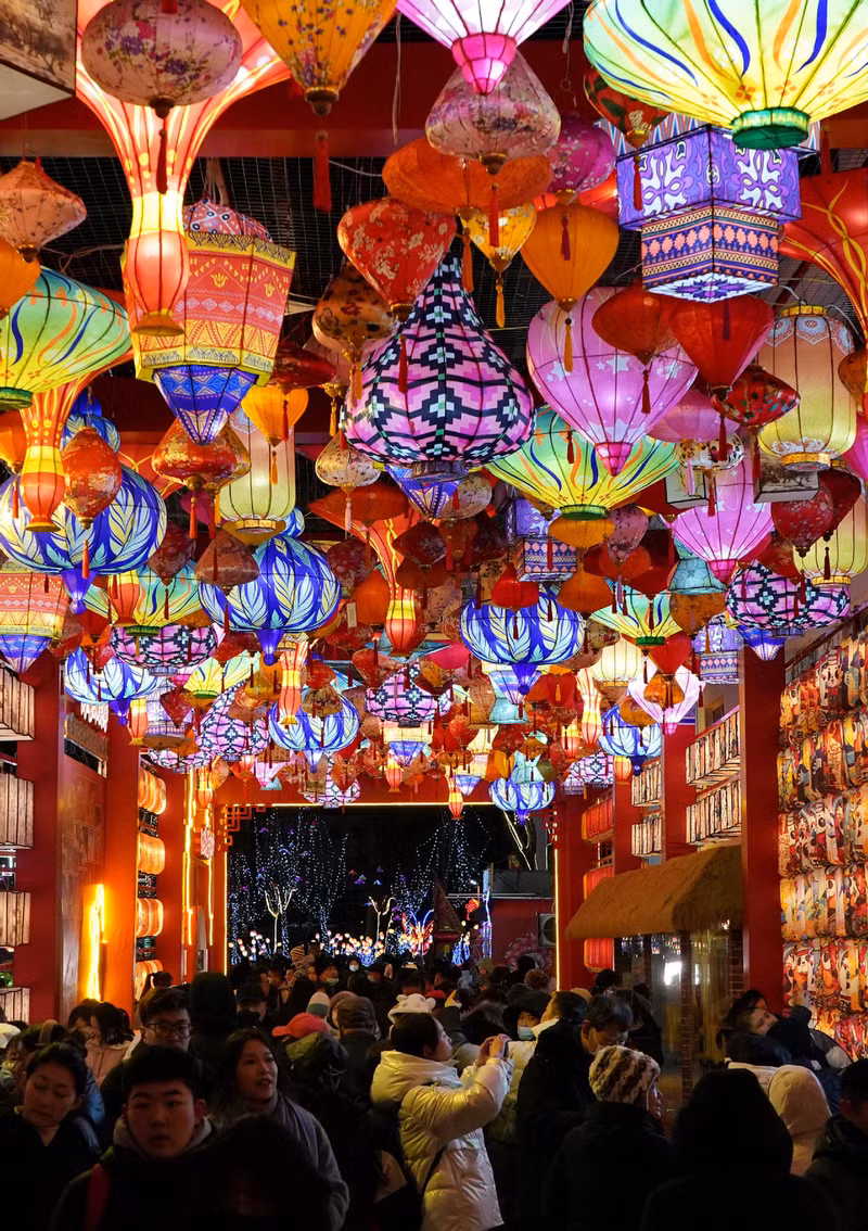 Người dân tham quan hội chợ đèn lồng Tết Nguyên đán lần thứ 10 được tổ chức tại quận Beidaihe của Qinhuangdao, tỉnh Hà Bắc, miền Bắc Trung Quốc (Ảnh: Tân Hoa Xã) Đèn lồng đón năm con rồng rực rỡ khắp Trung Quốc