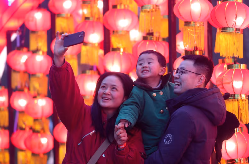 Một gia đình chụp ảnh với đèn lồng tại hội chợ đèn lồng Tết Nguyên đán ở Công viên Guanshanhu ở Quý Dương, tỉnh Quý Châu, Tây Nam Trung Quốc. (Ảnh:Tân Hoa Xã) Đèn lồng đón năm con rồng rực rỡ khắp Trung Quốc