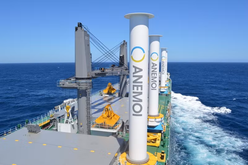 Công ty Anemoi Marine của Anh đã lắp đặt bốn cánh quạt cao 16 mét trên tàu chở hàng giúp tiết kiệm 12,5% nhiên liệu, giảm 73 tấn nhiên liệu và 235 tấn C02 trên một tuyến đường. Chùm ảnh cách mạng hóa ngành vận tải biển nhờ gió và mặt trời