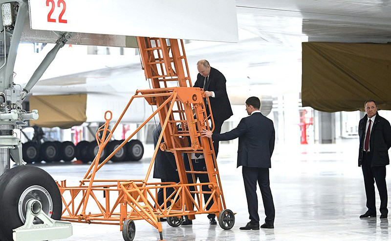 Hình ảnh ông Putin vào buồng lái máy bay ném bom Tu-160M