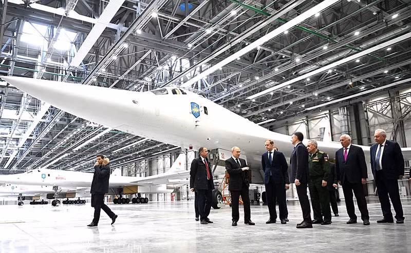 Hình ảnh ông Putin vào buồng lái máy bay ném bom Tu-160M