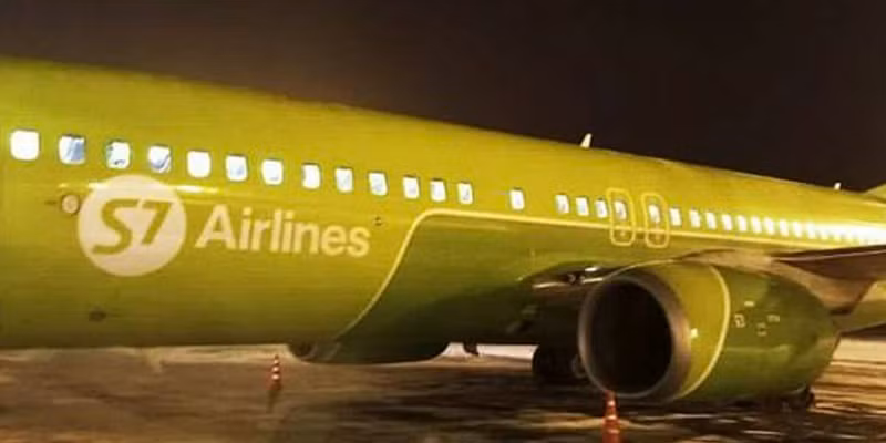 Hình ảnh máy bay chở 175 hành khách cháy động cơ trên không 