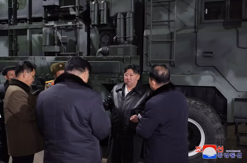 Chùm ảnh ông Kim Jong Un thị sát các nhà máy sản xuất vũ khí lớn