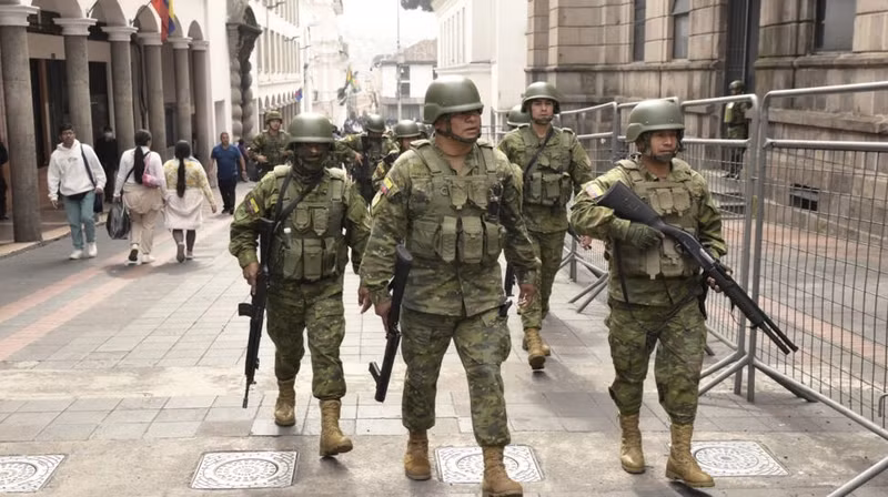 Chùm ảnh các tay súng xông vào đài truyền hình ở Ecuador