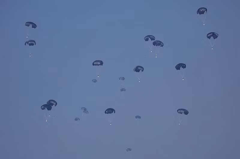 Viện trợ được thả bằng máy bay xuống ở Rafah, phía nam Dải Gaza, ngày 27/2. (Ảnh: REUTERS/Ibraheem Abu Mustafa) Hình ảnh hàng viện trợ rơi xuống Gaza
