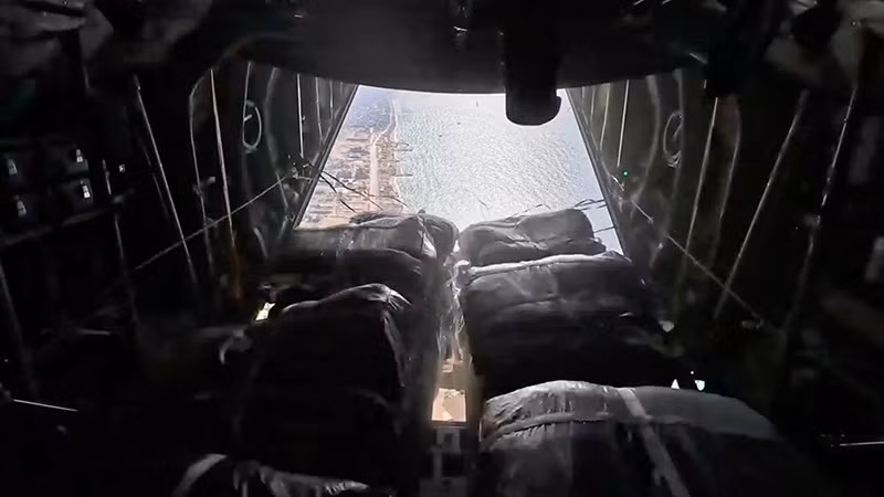 Lực lượng Không quân Mỹ thả hàng viện trợ nhân đạo cho người dân Gaza. (Ảnh: Bộ Tư lệnh Trung ương Mỹ). Hình ảnh hàng viện trợ rơi xuống Gaza