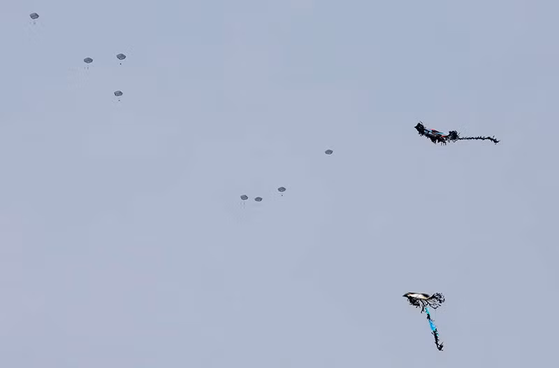 Những con diều bay khi viện trợ được thả xuống Rafah, phía nam Dải Gaza, ngày 26/2. (Ảnh: REUTERS/Ibraheem Abu Mustafa) Hình ảnh hàng viện trợ rơi xuống Gaza