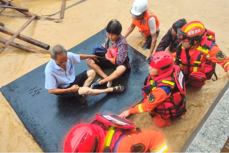 Mưa lớn đã khiến ít nhất 2 người thiệt mạng và hàng trăm người mắc kẹt, mặc dù hàng chục nghìn người đã sơ tán khỏi nhà trong đêm. Trăm con đường ở Bắc Kinh biến thành sông vì mưa kỷ lục