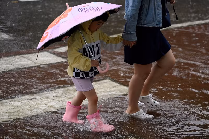 Theo truyền thông nhà nước, lượng mưa trung bình ở Bắc Kinh đạt 176,9 mm từ tối 29/7 đến chiều 31/7. Lượng mưa tối đa được ghi nhận tại một trạm thời tiết ở Mentougou là 580,9 mm. Trăm con đường ở Bắc Kinh biến thành sông vì mưa kỷ lục