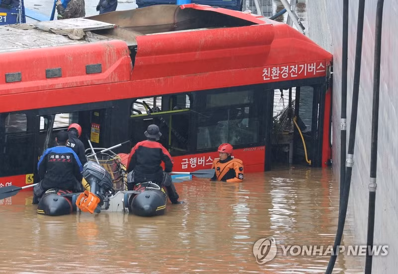 Chùm ảnh mưa ngập gây chết người ở Hàn Quốc