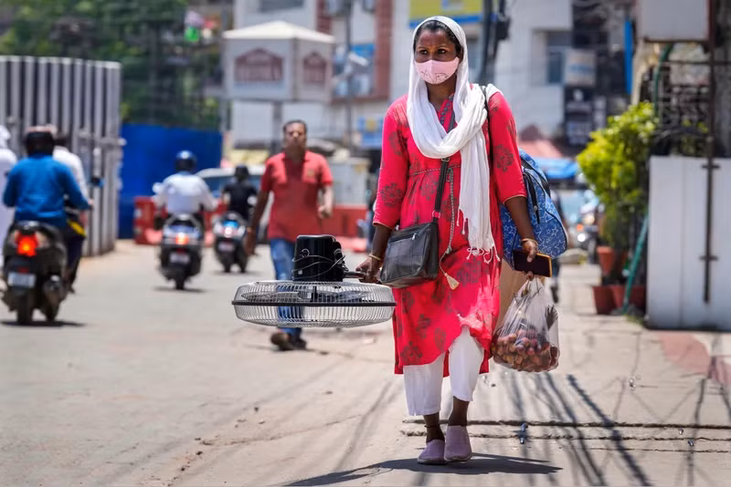 Chùm ảnh thủ đô Ấn Độ vật vã trong cái nóng gần 53 độ C