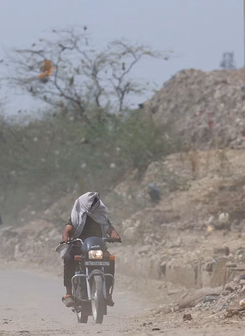 Chùm ảnh thủ đô Ấn Độ vật vã trong cái nóng gần 53 độ C