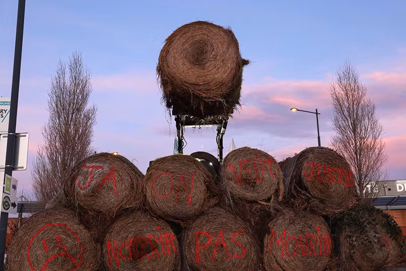 Chùm ảnh nông dân Pháp đổ khoai tây, đốt bánh xe chặn các con đường