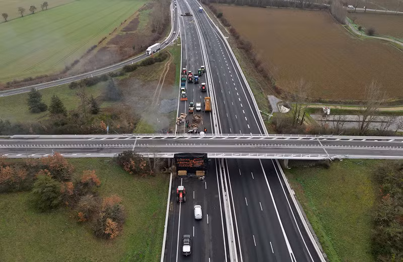 Chùm ảnh nông dân Pháp đổ khoai tây, đốt bánh xe chặn các con đường