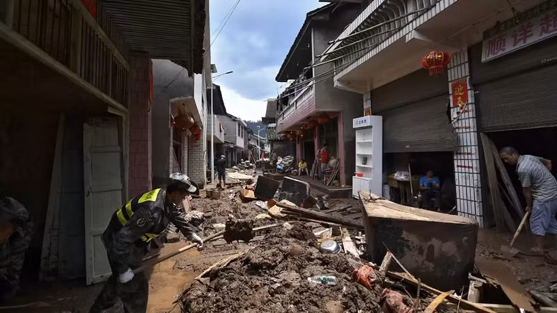 Chùm ảnh mưa lũ tàn phá ghê gớm tại Trung Quốc 