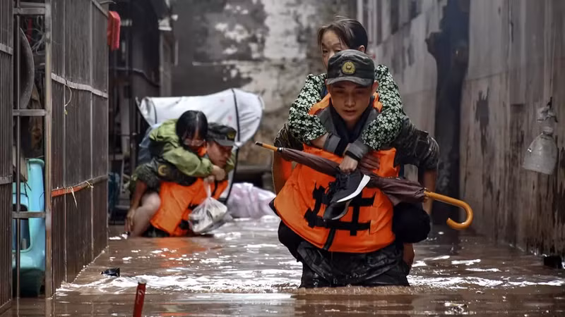 Chùm ảnh mưa lũ tàn phá ghê gớm tại Trung Quốc 