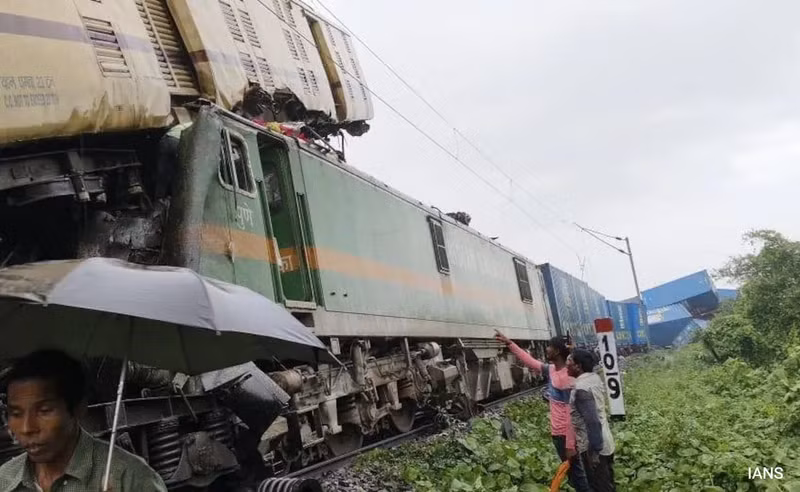 Hình ảnh hiện trường 2 tàu đâm nhau, một toa lao lên không trung