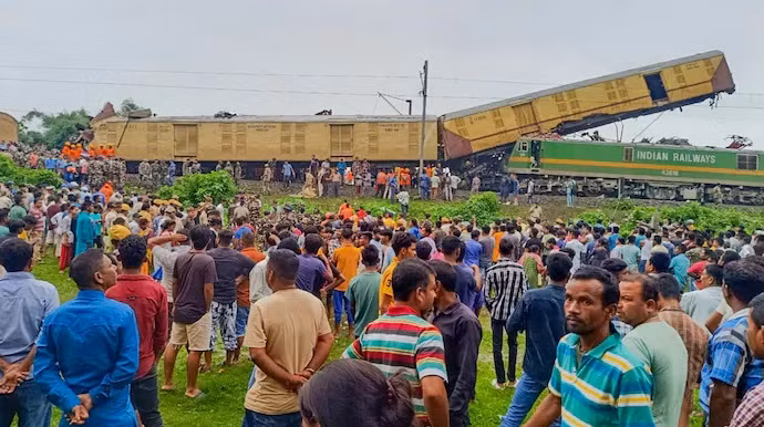 Hình ảnh hiện trường 2 tàu đâm nhau, một toa lao lên không trung