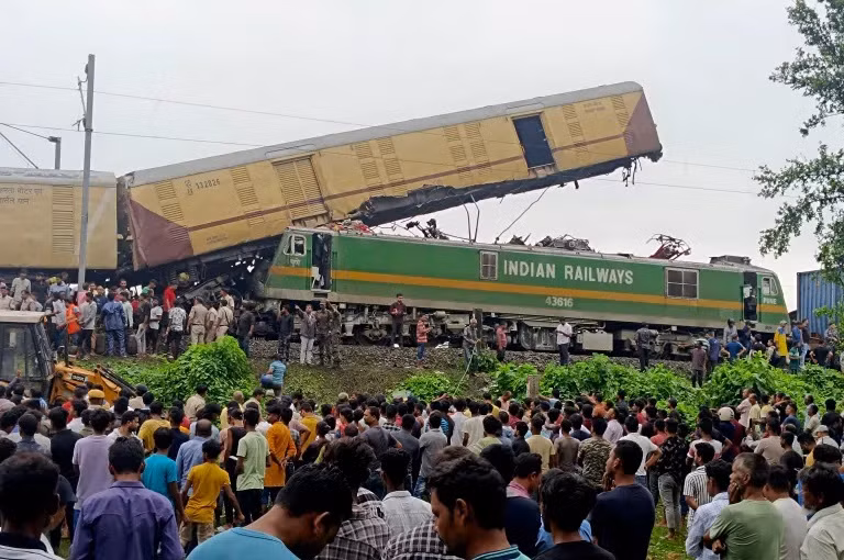 Hình ảnh hiện trường 2 tàu đâm nhau, một toa lao lên không trung