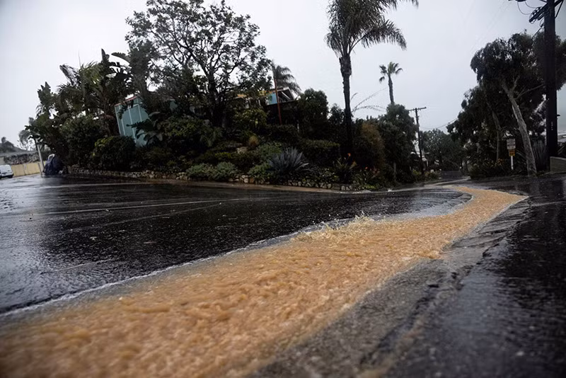 Nước và bùn chảy xuống đường phố giữa mưa lớn ở Malibu, California, ngày 4/2. (Ảnh REUTERS/Aude Guerrucci) Chùm ảnh bão ‘sông khí quyển’ tàn phá California