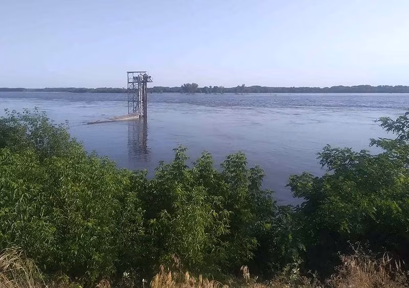 Chùm ảnh nhà máy thủy điện Kakhovka ngập lụt sau khi bị pháo kích