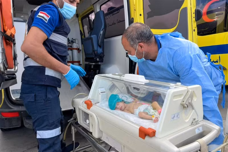 Chùm ảnh hàng chục trẻ sinh non ở Gaza sơ tán đến Ai Cập 