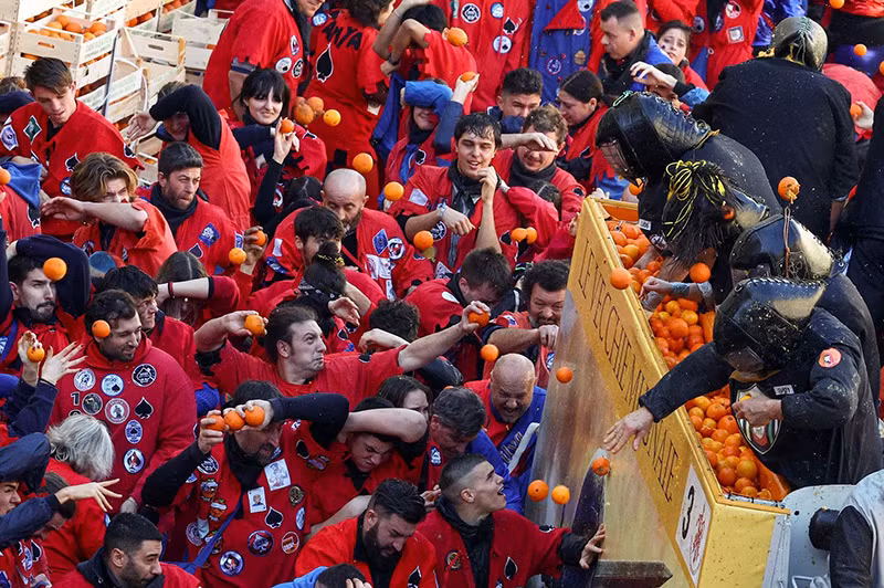 Chùm ảnh tái hiện trận chiến thời Trung cổ với 1.000 tấn cam