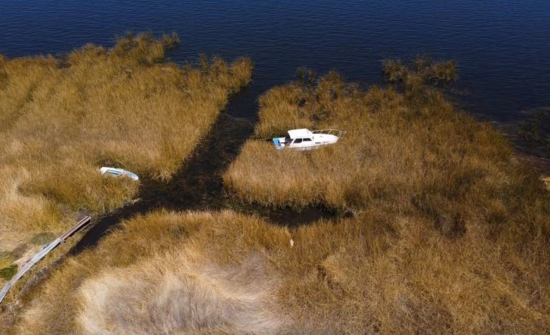 Bờ biển khô cằn và của Hồ Titicaca đang cạn gây ra báo động ngày càng tăng rằng hệ sinh thái cổ xưa xung quanh hồ lớn nhất Nam Mỹ đang biến mất dưới sức nóng tàn khốc. Chùm ảnh hồ lớn nhất Nam Mỹ khô cạn giữa đợt nắng nóng mùa đông