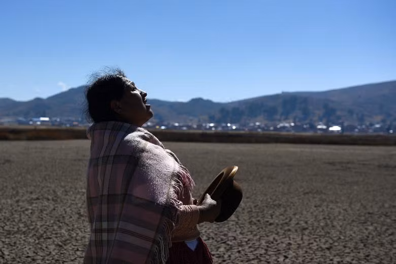 Hồ nước ngọt rộng lớn nép mình trong dãy núi Andes ở biên giới Bolivia với Peru giờ đây có mực nước đạt mức thấp nhất mọi thời đại. Chùm ảnh hồ lớn nhất Nam Mỹ khô cạn giữa đợt nắng nóng mùa đông