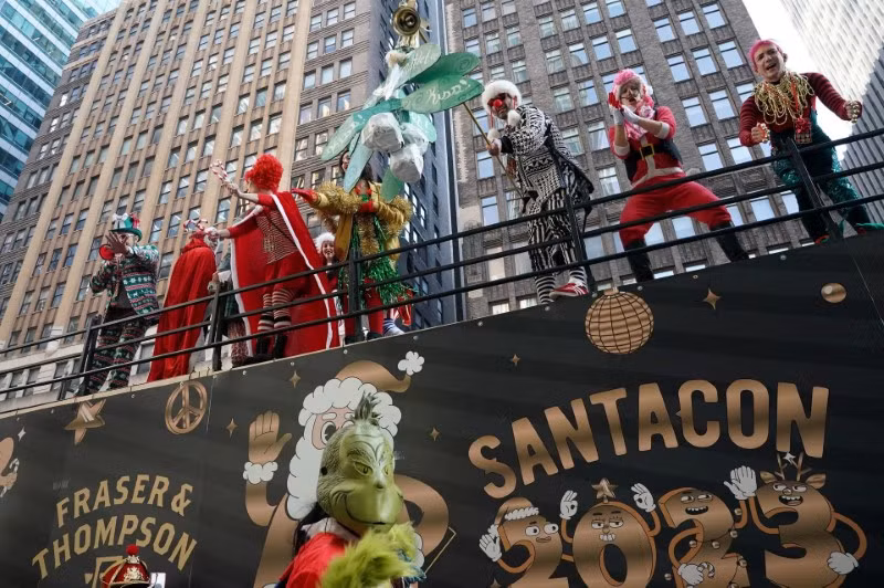 Chùm ảnh đường phố New York đỏ rực hình ảnh ông già Noel 