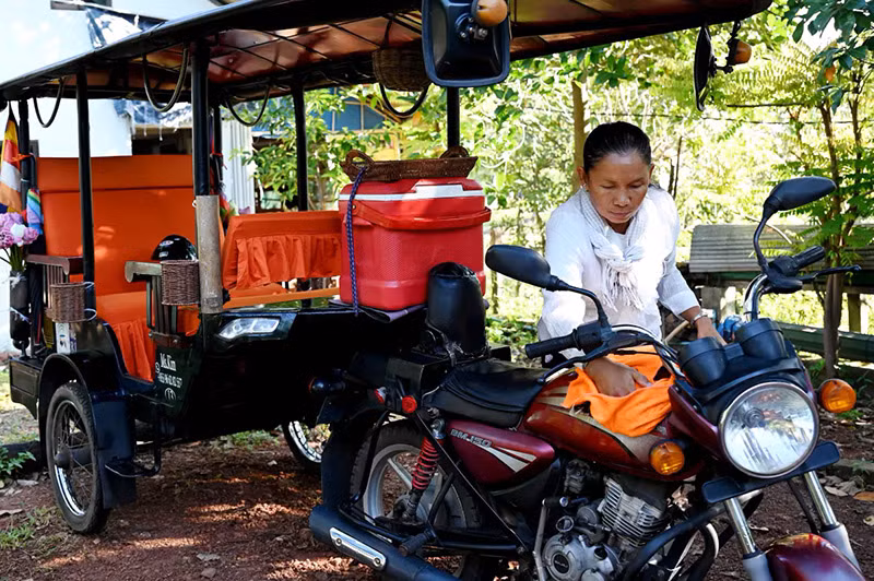 Chùm ảnh nữ tài xế tuk-tuk chống lại định kiến trên đường tới bình đẳng giới
