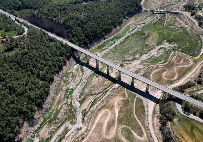 Hình ảnh đất đai nứt toác vì khô hạn ở Tây Ban Nha