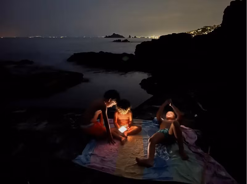 Giải nhì hạng mục trẻ em. Tác phẩm: Đêm xuống trên biển. Vị trí: Capo Mulini, Sicily, Italy. Chụp trên iPhone 13 Pro. Tác phẩm: Antonio Denti. Làng nước tương ở Việt Nam đoạt giải ảnh iPhone đẹp nhất năm 2023