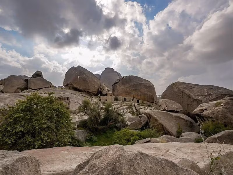 Theo báo cáo của Cơ quan báo chí Saudi (SPA), ẩn mình trong kỳ quan cao 1.700 mét này là các khu nghỉ dưỡng hang động. Chùm ảnh khu nghỉ dưỡng sang trọng trong hang động có niên đại 763 triệu năm