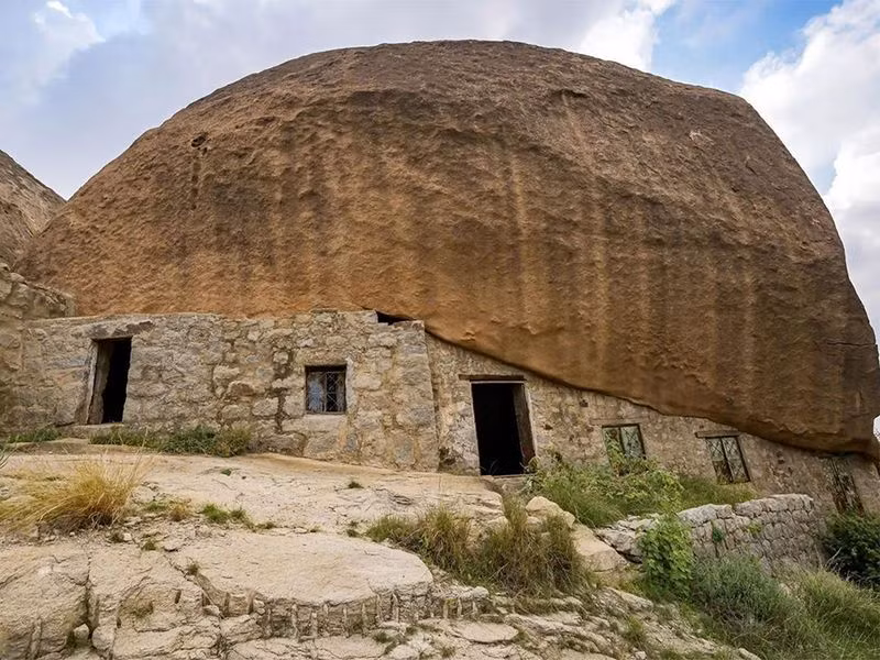 Ngọn núi này có nhiều kỳ quan thiên nhiên, tự hào với những hang động cổ xưa từng là nơi sinh sống của người dân bản địa, những khối đá hấp dẫn và thác nước tuyệt đẹp. Chùm ảnh khu nghỉ dưỡng sang trọng trong hang động có niên đại 763 triệu năm