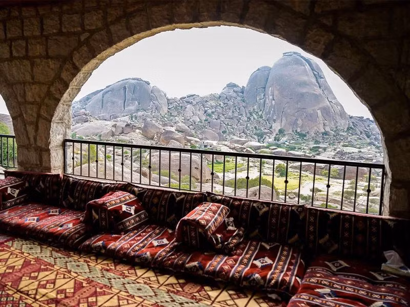 Các khu nghỉ dưỡng hang động cũng là nguồn thu nhập bền vững cho cộng đồng địa phương. Chúng thể hiện vẻ đẹp của khu vực mà không xâm phạm tài nguyên thiên nhiên. Chùm ảnh khu nghỉ dưỡng sang trọng trong hang động có niên đại 763 triệu năm