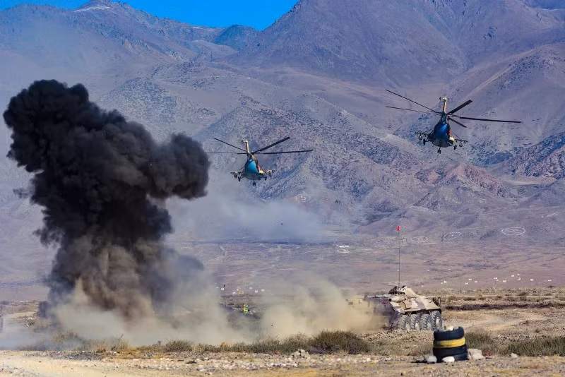 Các lực lượng được thành lập để tăng cường sự gắn kết chiến đấu, cải thiện kỹ năng thực tế trong các hoạt động gìn giữ hòa bình và giải quyết sau xung đột ở các khu vực khủng hoảng. Chùm ảnh tập trận nóng với hơn 200 phương tiện bọc thép ở Kyrgyzstan