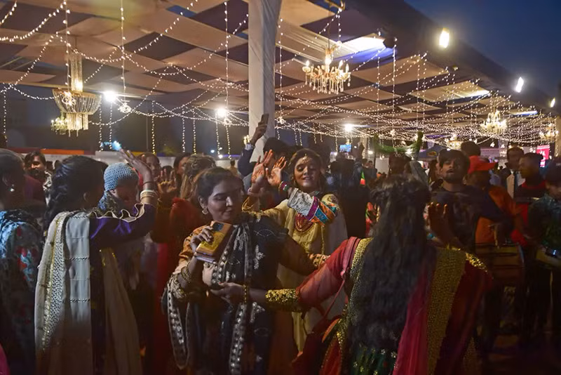Các nhóm nhân quyền cho biết phụ nữ theo đạo Hindu đôi khi bị ép chuyển sang đạo Hồi thông qua hôn nhân. Chùm ảnh đám cưới tập thể vượt qua nghèo khó của người Hindu ở Pakistan