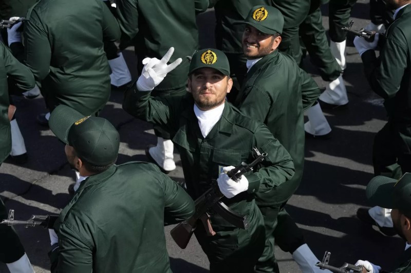 Iran duyệt binh với hàng loạt vũ khí tối tân