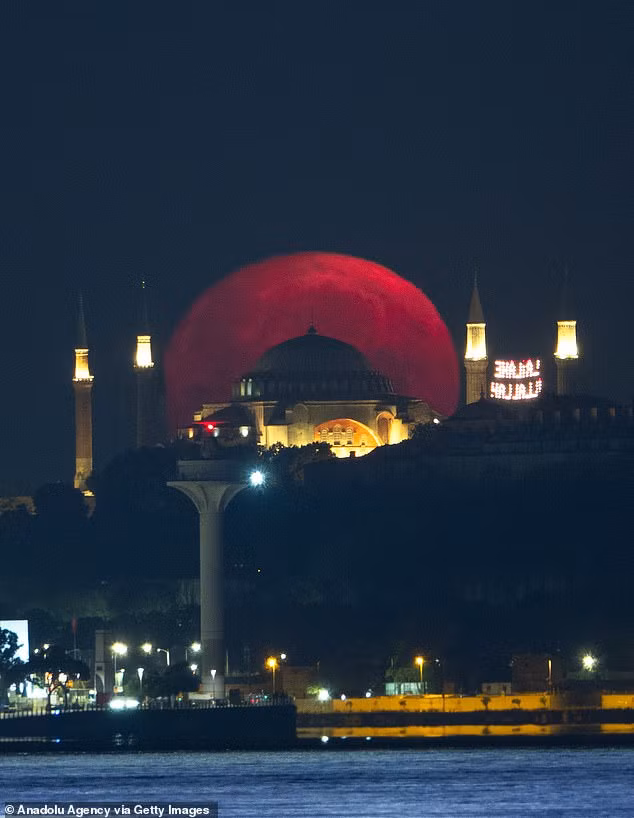 Chùm ảnh siêu trăng đầu tiên của 2023 thắp sáng bầu trời thế giới