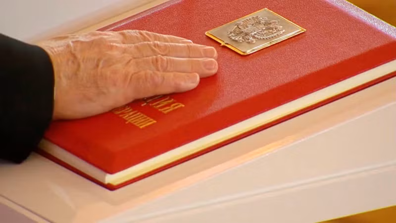 Theo ông Putin, sự hợp tác này phải bao gồm các cuộc thảo luận về các vấn đề an ninh và ổn định chiến lược. Tuy nhiên, chúng cần được thực hiện với sự tôn trọng lẫn nhau trên "cơ sở bình đẳng, kiêu ngạo và độc quyền". Hình ảnh ông Putin tuyên thệ nhậm chức tại điện Kremlin