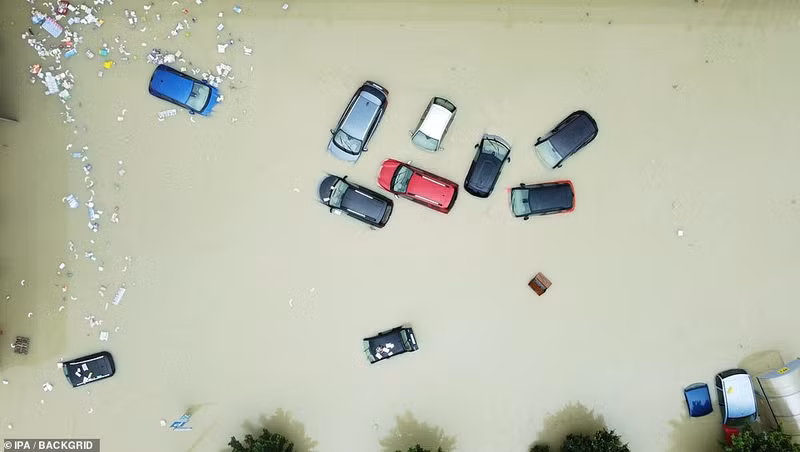 Ô tô chìm trong nước ở Cesena sau khi sông Savio vỡ bờ. Hình ảnh lũ lụt khủng khiếp tại Italy, 10.000 người phải rời nhà