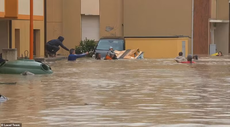 Nỗ lực cứu người trong dòng nước chảy xiết. Hình ảnh lũ lụt khủng khiếp tại Italy, 10.000 người phải rời nhà