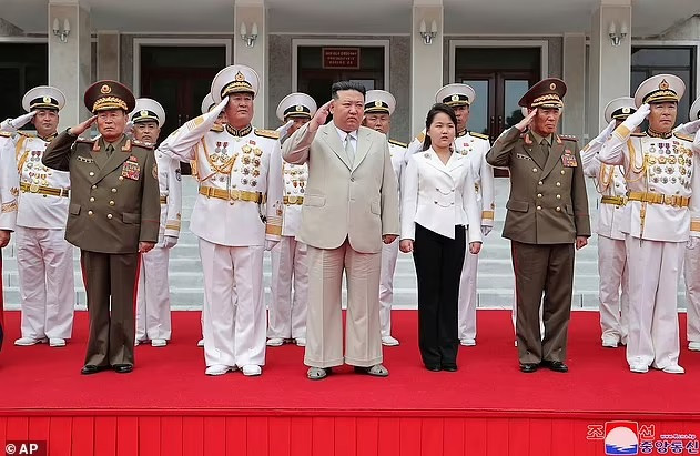 Trang phục tương đồng giữa ông Kim Jong un và con gái nói lên điều gì?