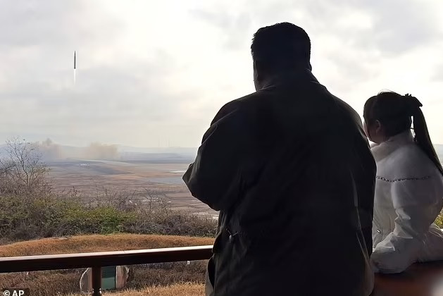 Trang phục tương đồng giữa ông Kim Jong un và con gái nói lên điều gì?