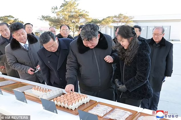 Trang phục tương đồng giữa ông Kim Jong un và con gái nói lên điều gì?