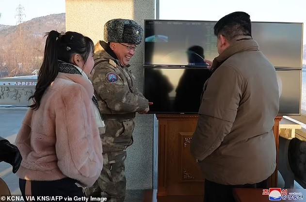 Trang phục tương đồng giữa ông Kim Jong un và con gái nói lên điều gì?