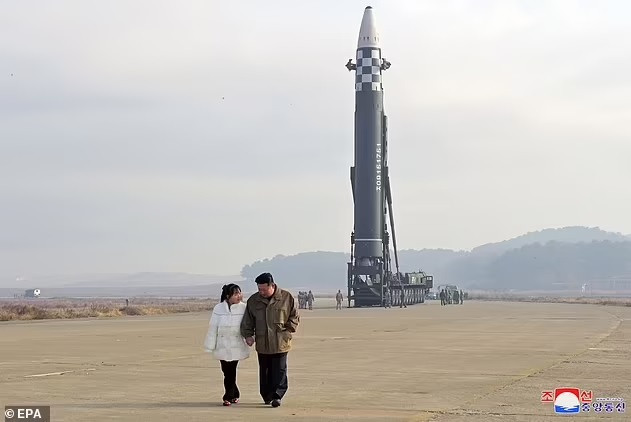 Trang phục tương đồng giữa ông Kim Jong un và con gái nói lên điều gì?