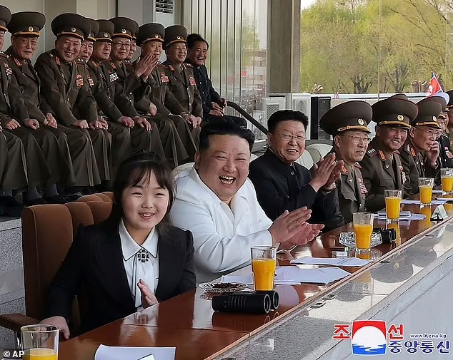 Trang phục tương đồng giữa ông Kim Jong un và con gái nói lên điều gì?